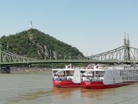 Unser Schiff in Budapest - im Hintergrund der Gellertberg 