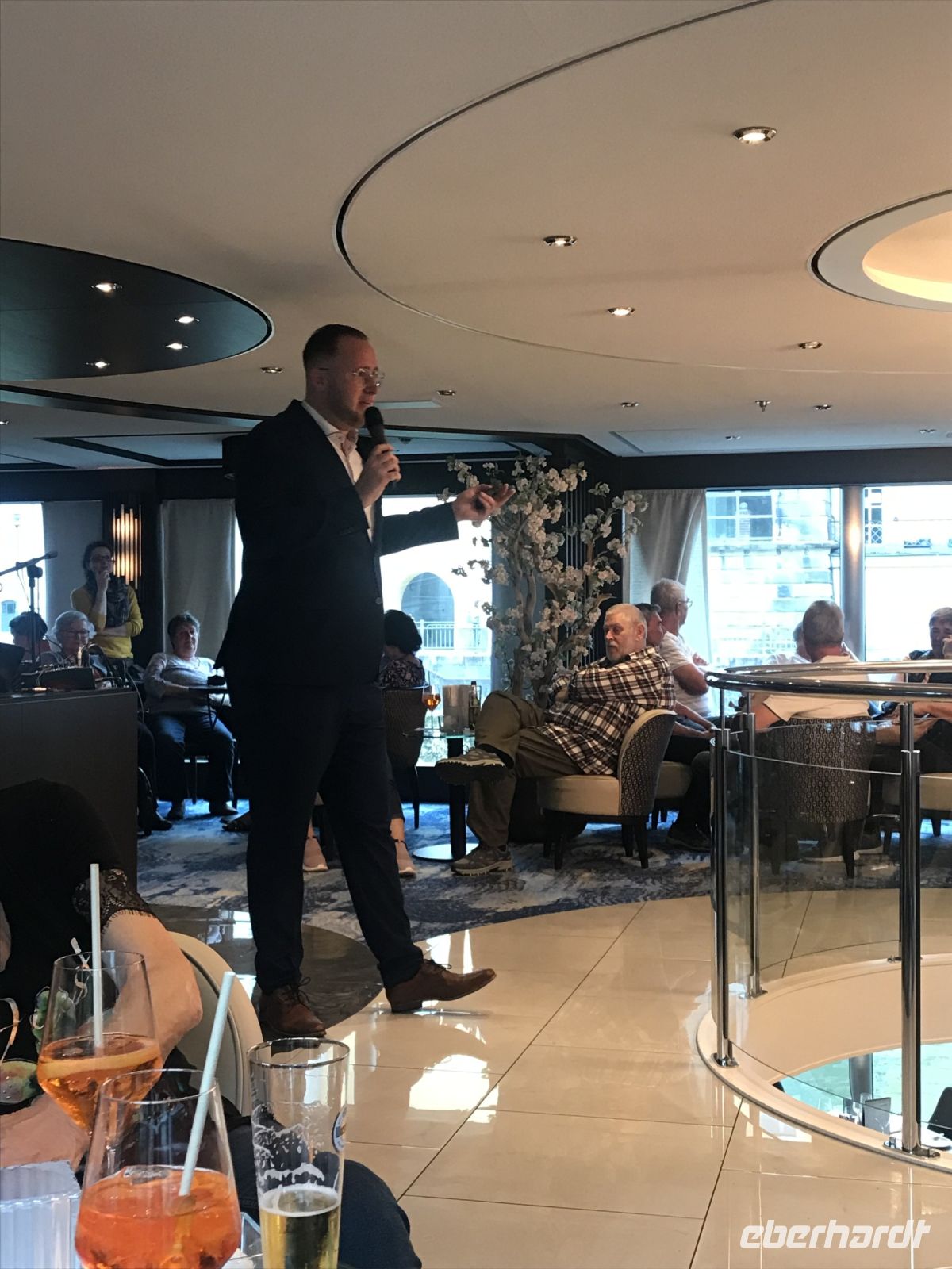 6.5.24 Begrüßung der Gäste durch Kreuzfahrtleiter der nickoVision Herrn A. Steiner