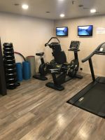 7.5.24 kleiner Fitnessraum - 2 Räder, 2 Laufbänder, Handeln und Matten