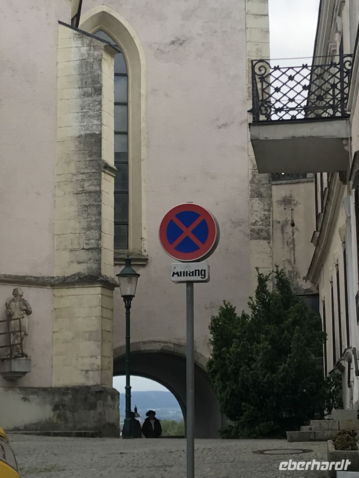 7.5.24 Ybbs - Pfarrkirchen- einmalig die Durchfahrt direkt integriert in den Kirchenbau