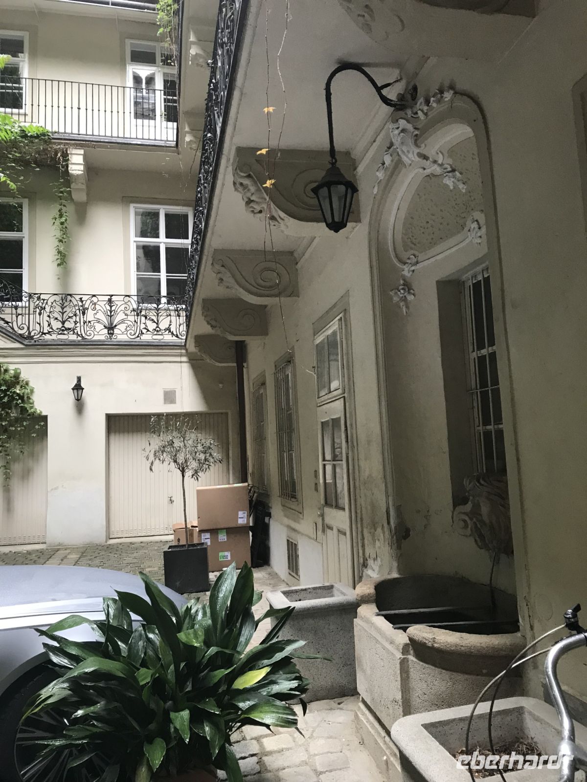 8.5.24 Wien - zweite Blicke im Hinterhof, hier noch funktionierenderBrunnen