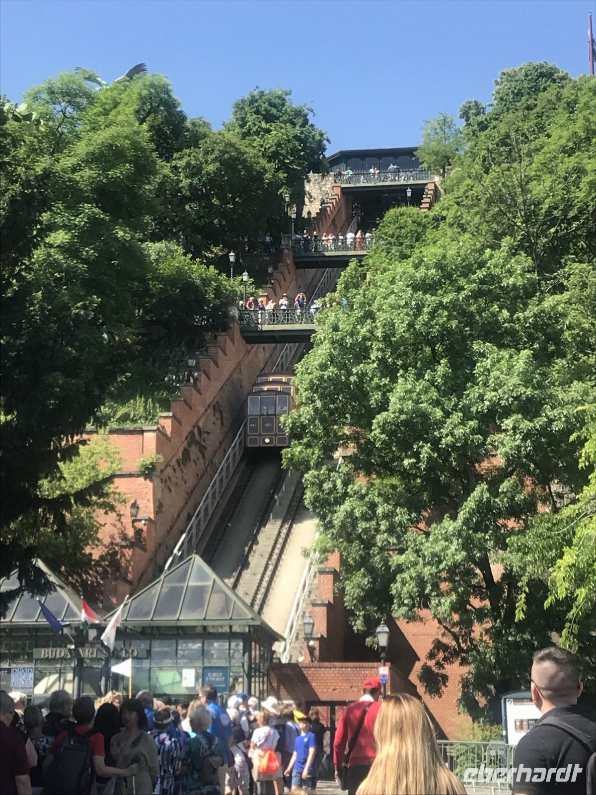 10.5.24 Budapest - Standseilbahn - geduldige Touristen 