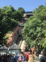 10.5.24 Budapest - Standseilbahn - geduldige Touristen 
