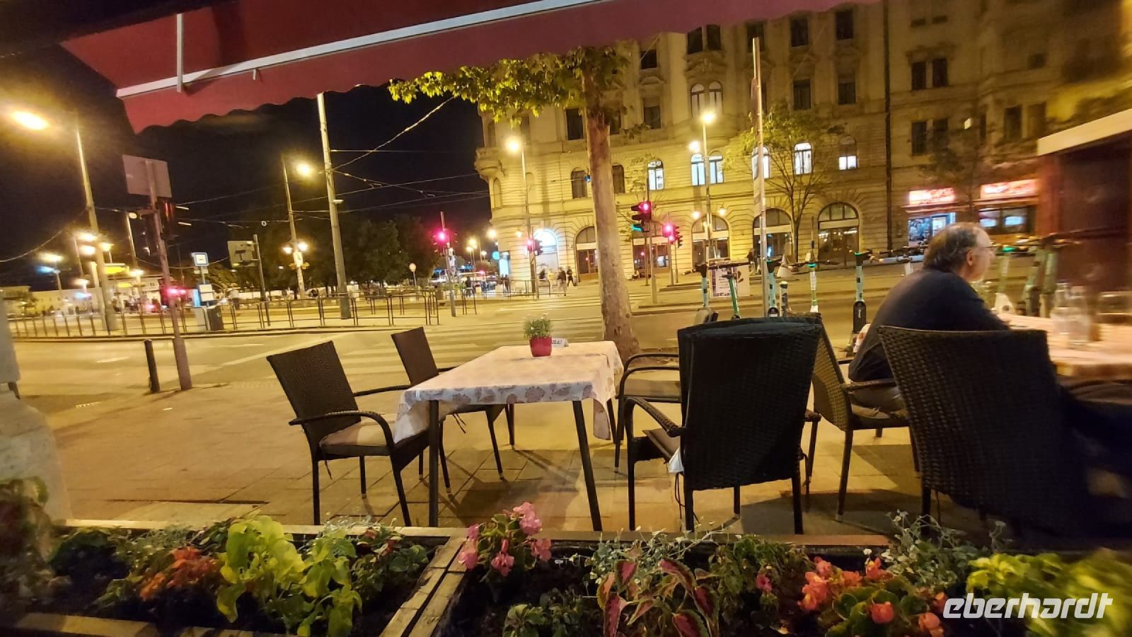 9.5.24 Budapest - unser Folklore- Lokal von außen bei angenehmer Temperatur