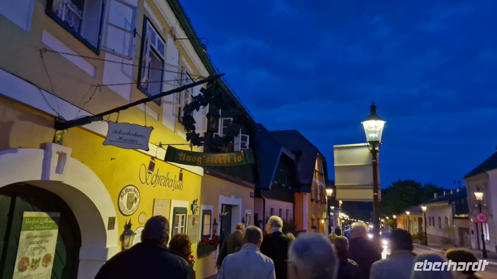 7.5.24 Wien  - auf dem Weg zum Heuriger, Gastgeber Lokal Fam. Wolf