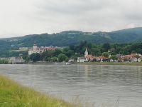 Blick zum Schloss Persenbeug