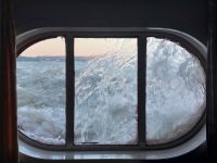 2024 Donaukreuzfahrt: Einfahrt in die Kataraktenstrecke - Kabinenfenster Hauptdeck