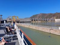 2024 Donaukreuzfahrt: Schleuse Djerdap I - Blick auf's Kraftwerk