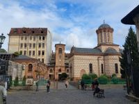 2024 Donaukreuzfahrt: Bucarest- Gegensatz: Rouine neben toller Kirche