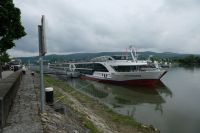 2 Schiffe liegen nebeneinander