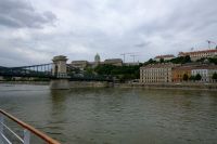 Blick auf Schloss und Kettenbrücke