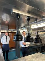 der Hotelmamager erläutert die Logistik in der Küche