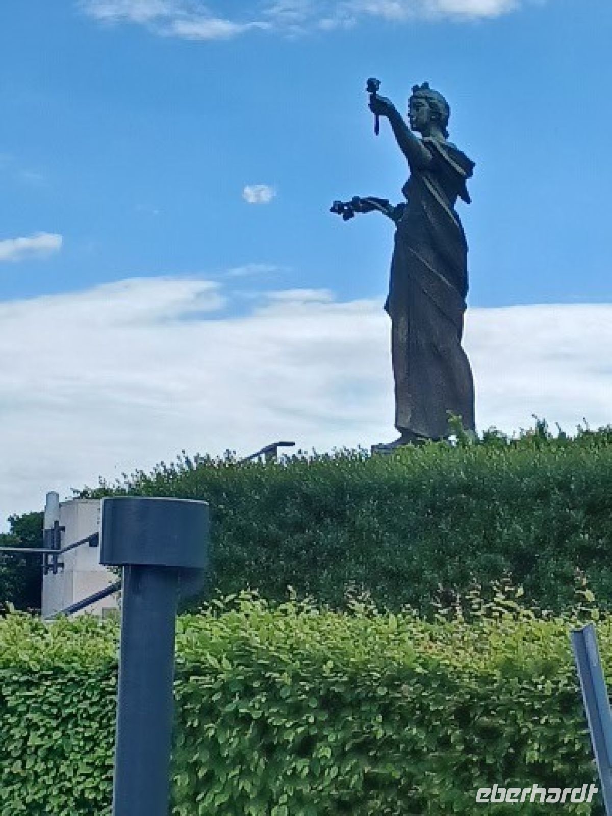 Freiheitsfigur vor dem Slovakischen Parlament