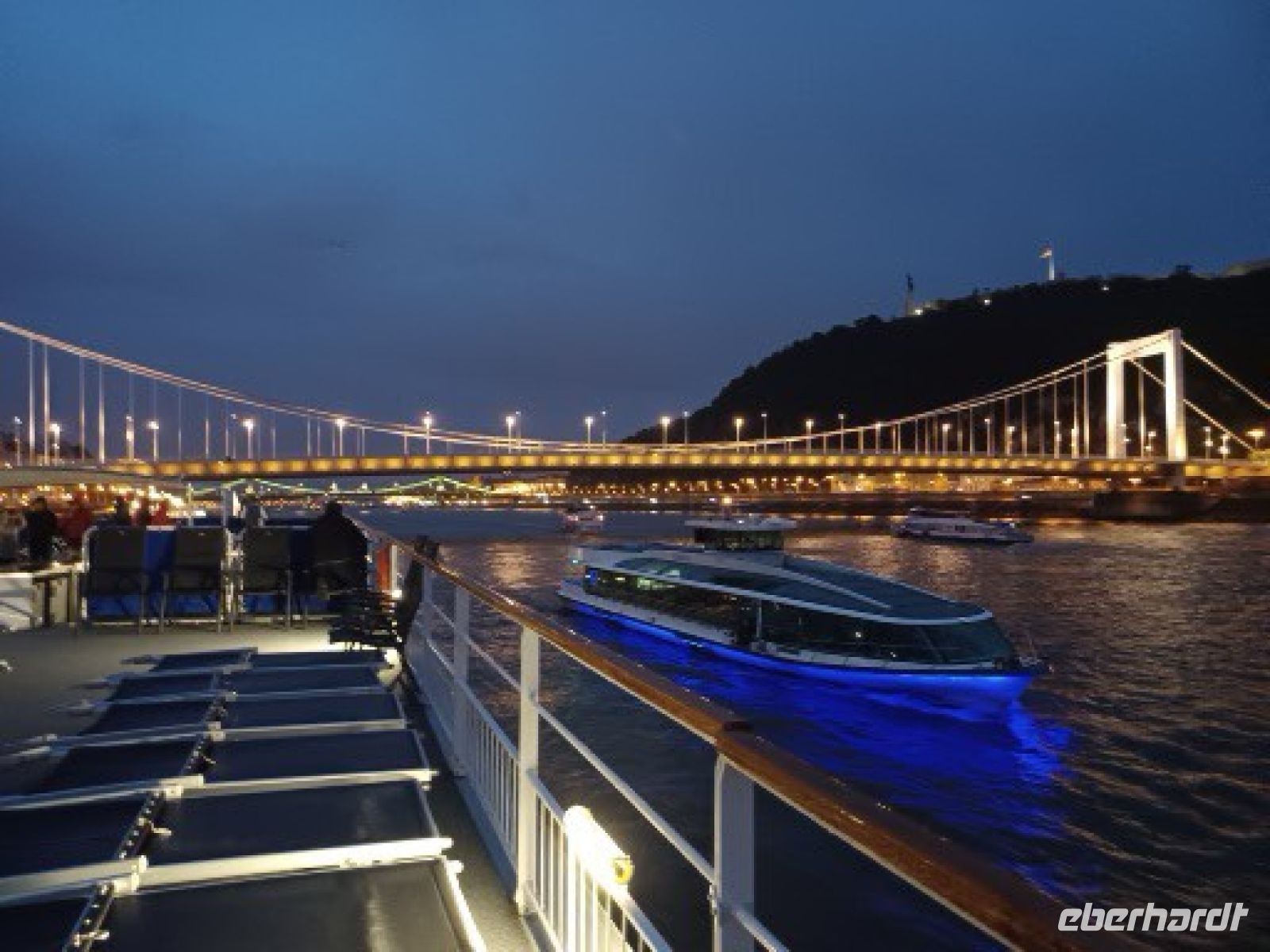 Elisabethbrücke-im Hintergrund der Gellért Berg