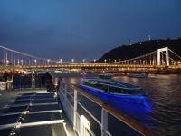 Elisabethbrücke-im Hintergrund der Gellért Berg