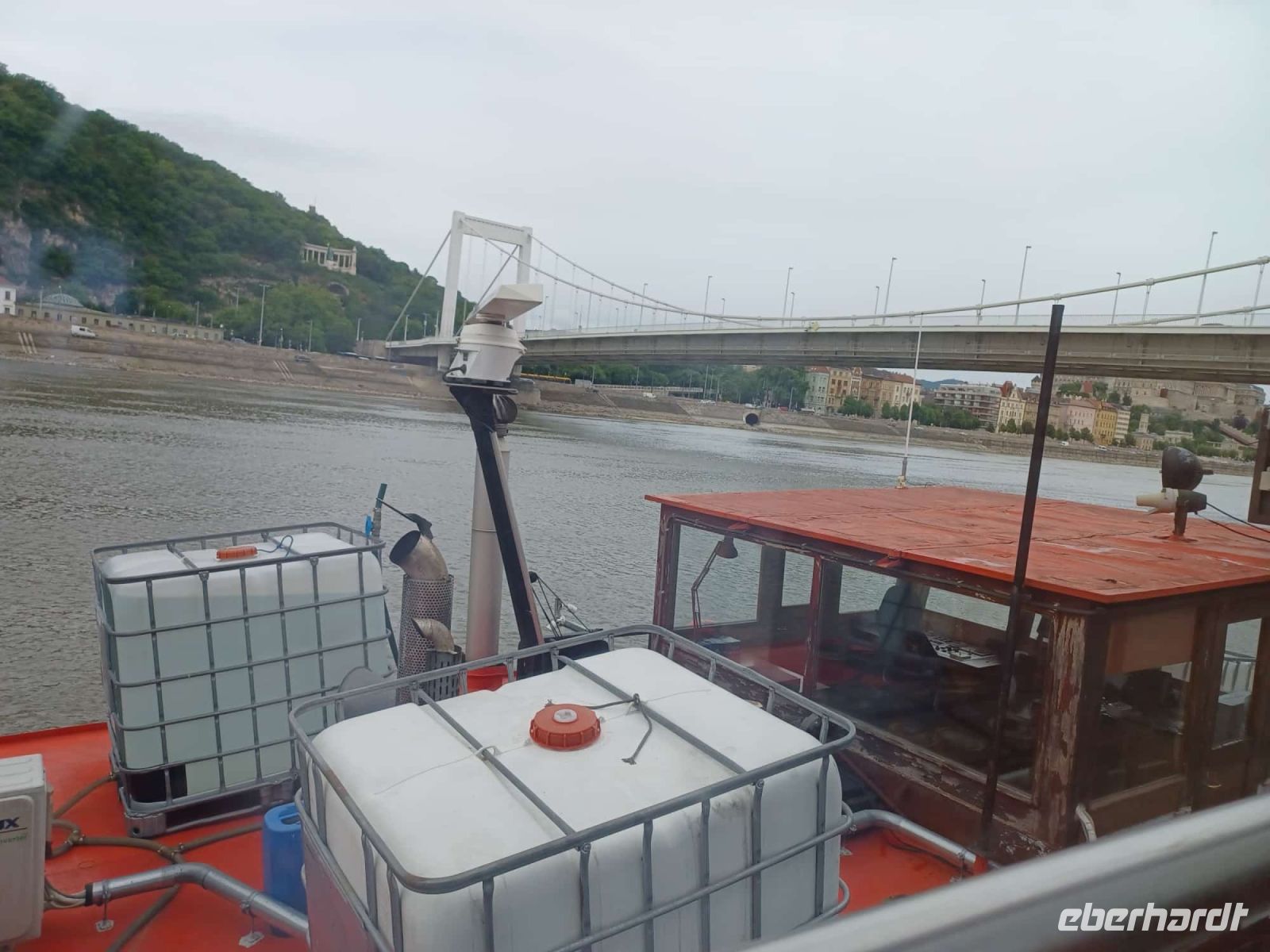 das Versorgungsschiff bringt Frischwasser