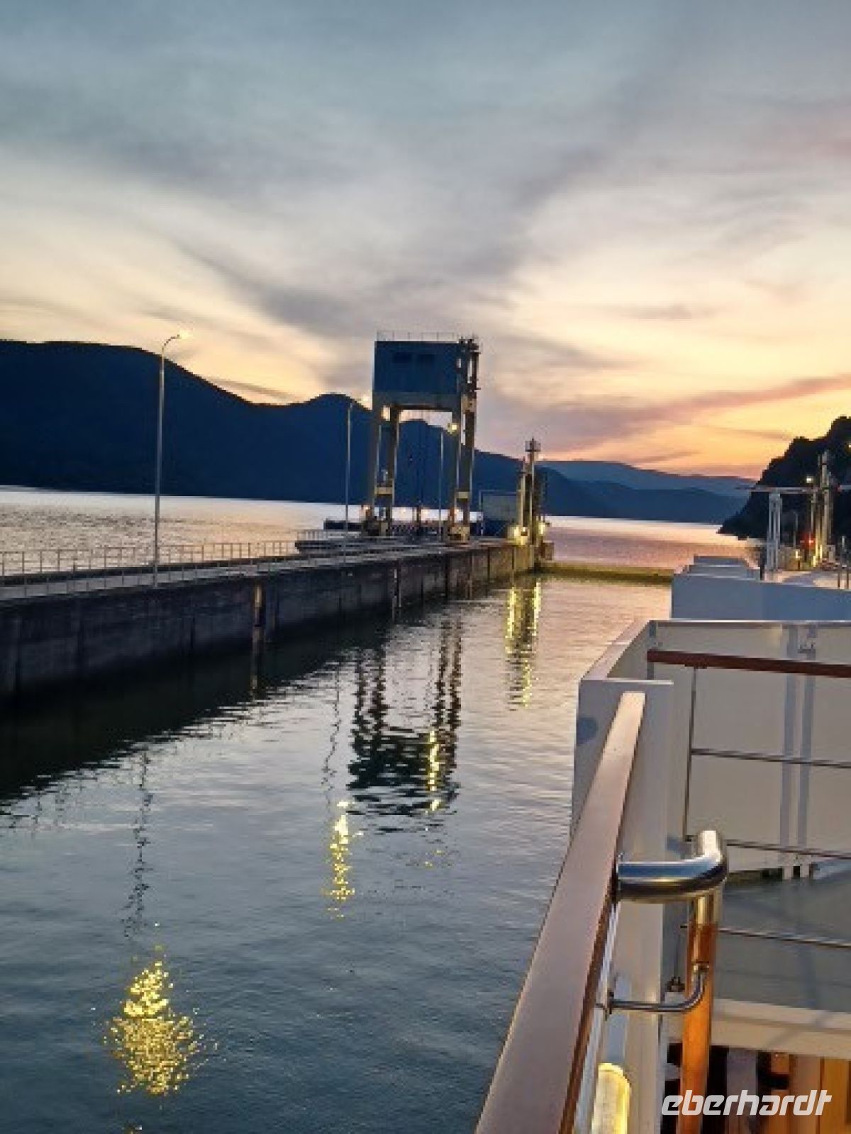 Schleusenausfahrt in den Abendhimmel