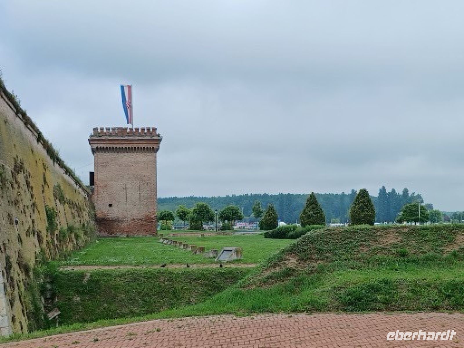 Tvrda -Wachturm u. Schutzwall zum Fluß