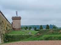 Tvrda -Wachturm u. Schutzwall zum Fluß