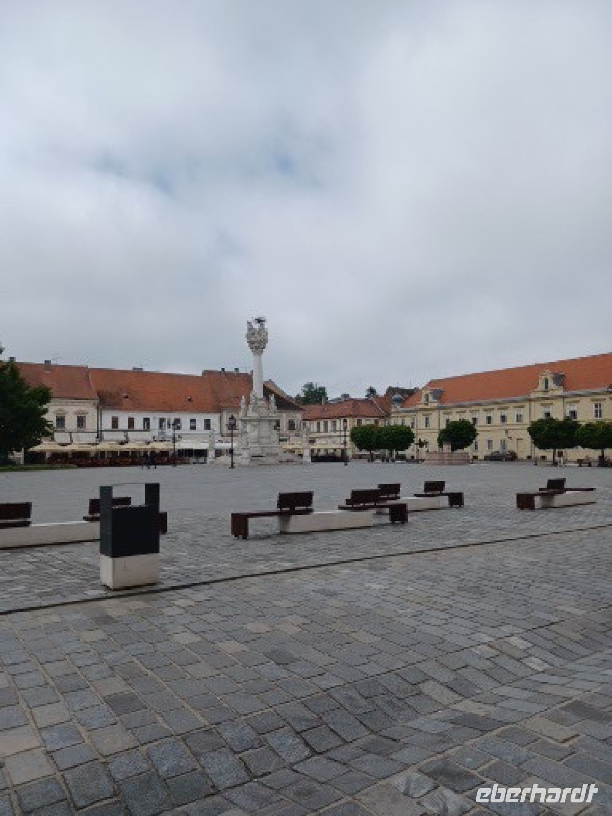 zentraler Platz mit Pestsäule u. Militärgebäuden