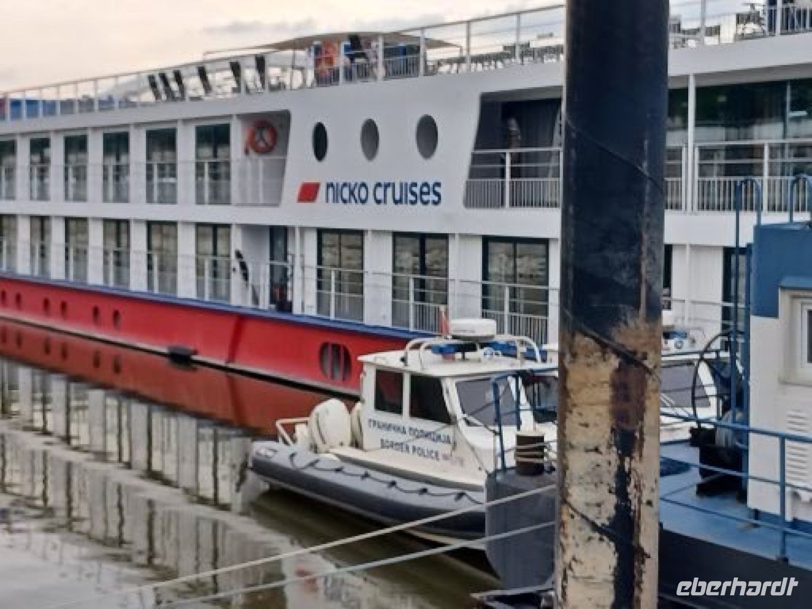 Im Nicht EU-Gebiet  prüfen  die Grenzbeamten Ausweise u. Pässe 