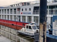 Im Nicht EU-Gebiet  prüfen  die Grenzbeamten Ausweise u. Pässe 