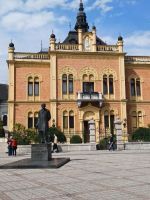 der Bischofshof mit der serbisch-othodoxen Kirche im Hintergrund
