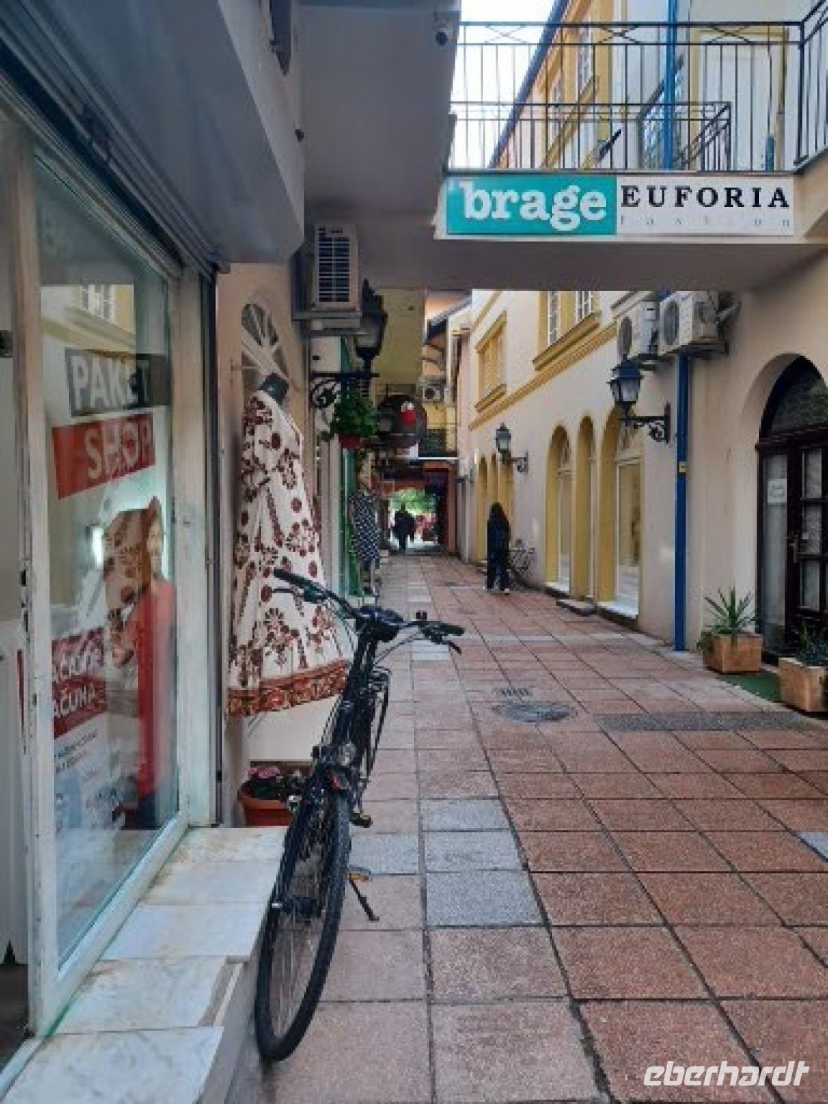 Kleine Gasse mit hübschen Geschäften