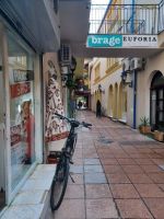 Kleine Gasse mit hübschen Geschäften