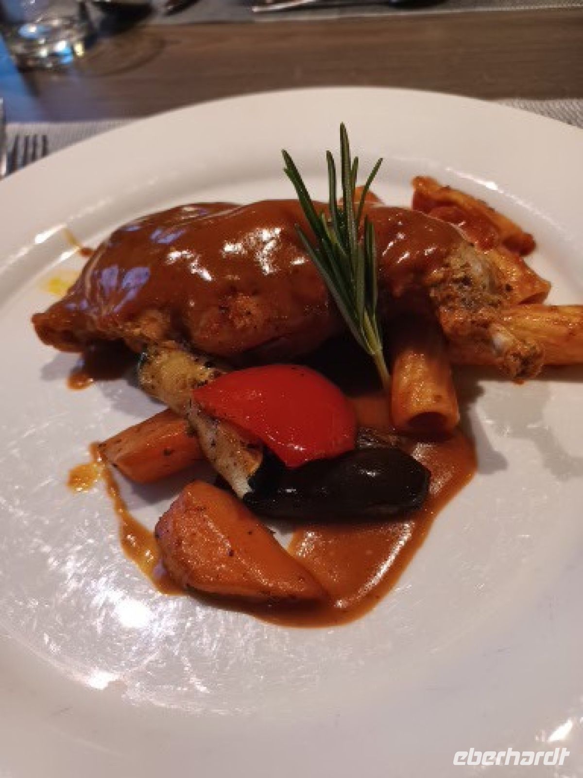 Kaninchenkeule in feinem Gemüse