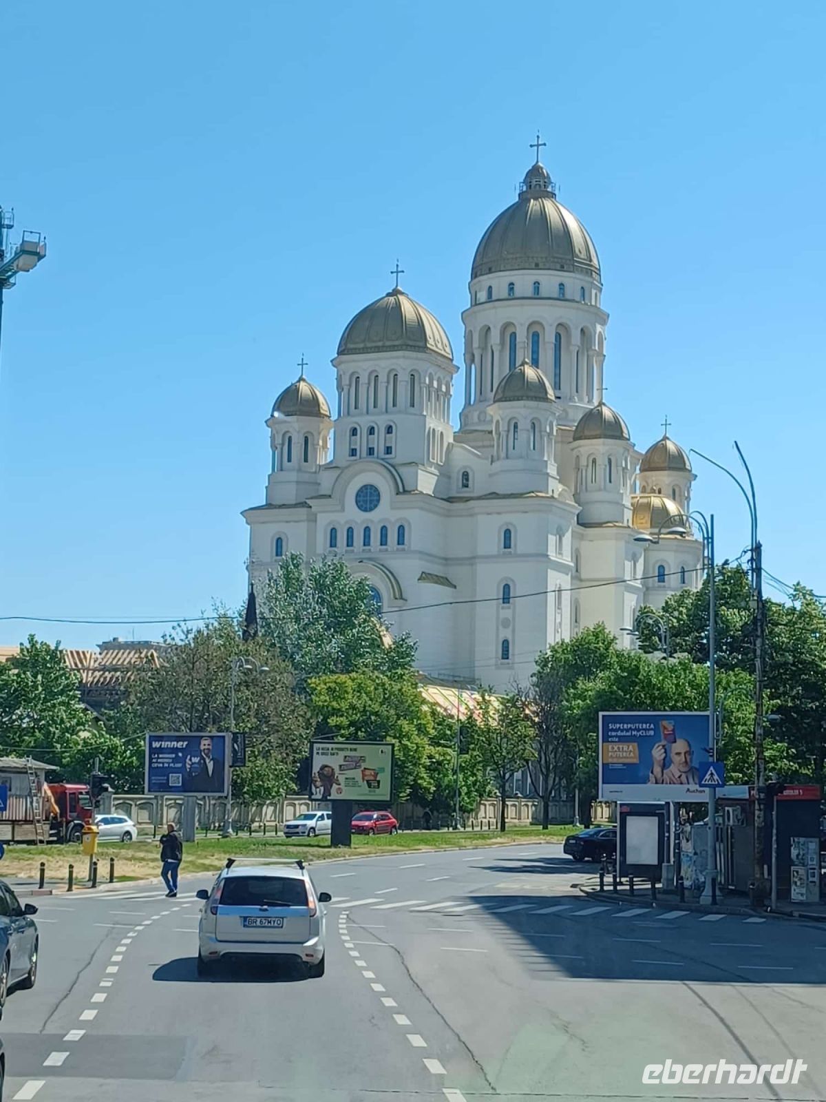  Hauptkirche in Bukarest Kirche, im Hintergrund Neubau der neuen rumänich orthodoxen Nationalkathedrale