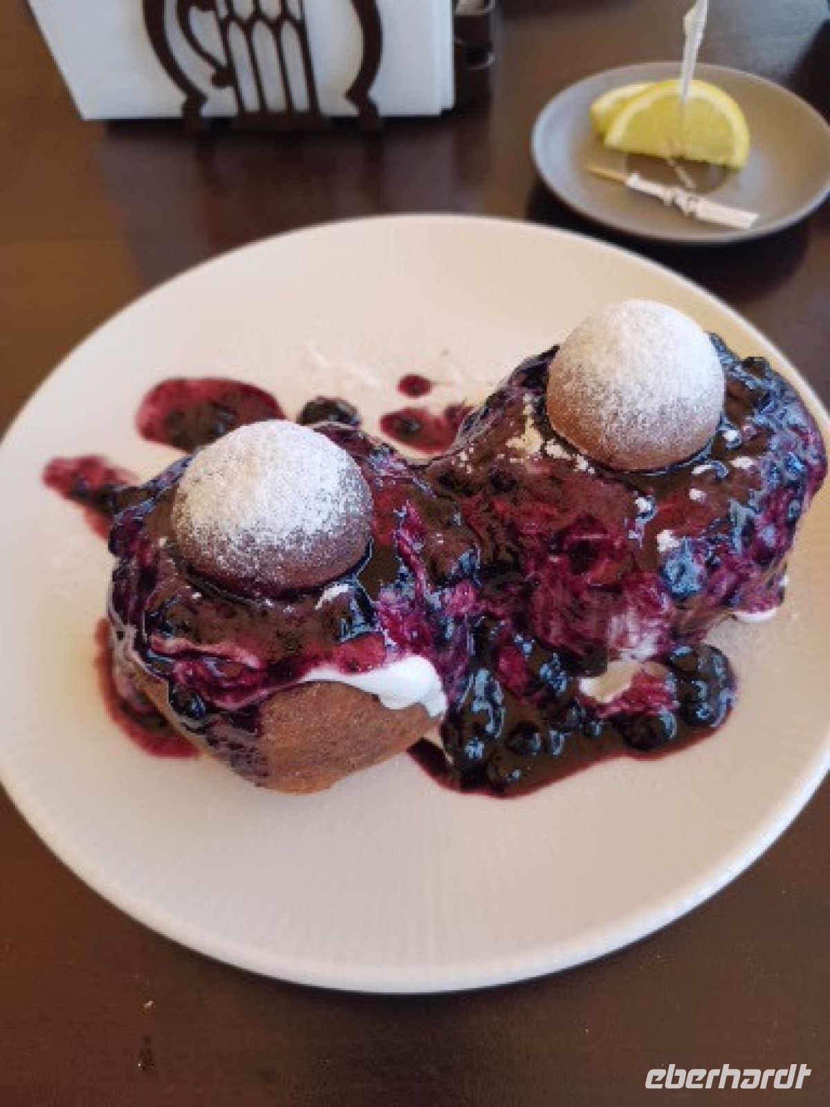 Papanasi -warmer Pfannkuchen mit Himbeerschlagsahne