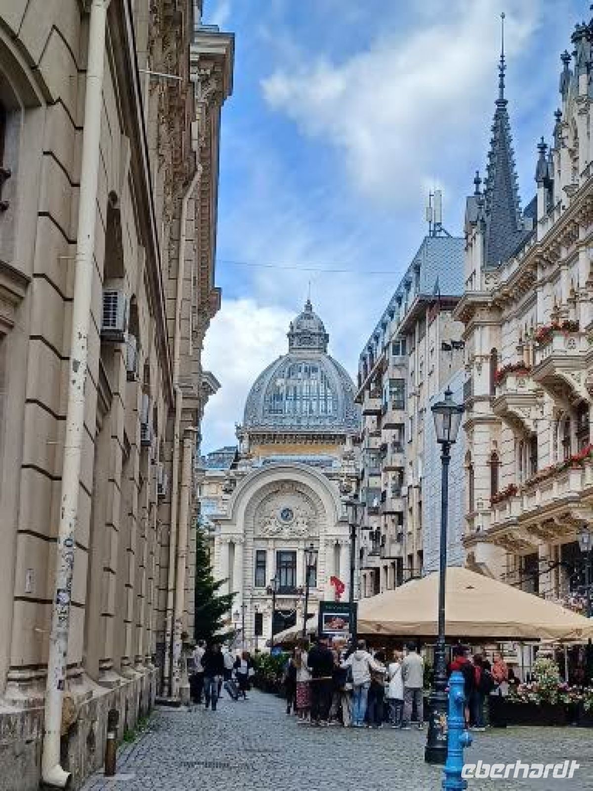 Kuppel des Sparkassenpalastes von  der Altstadtansicht