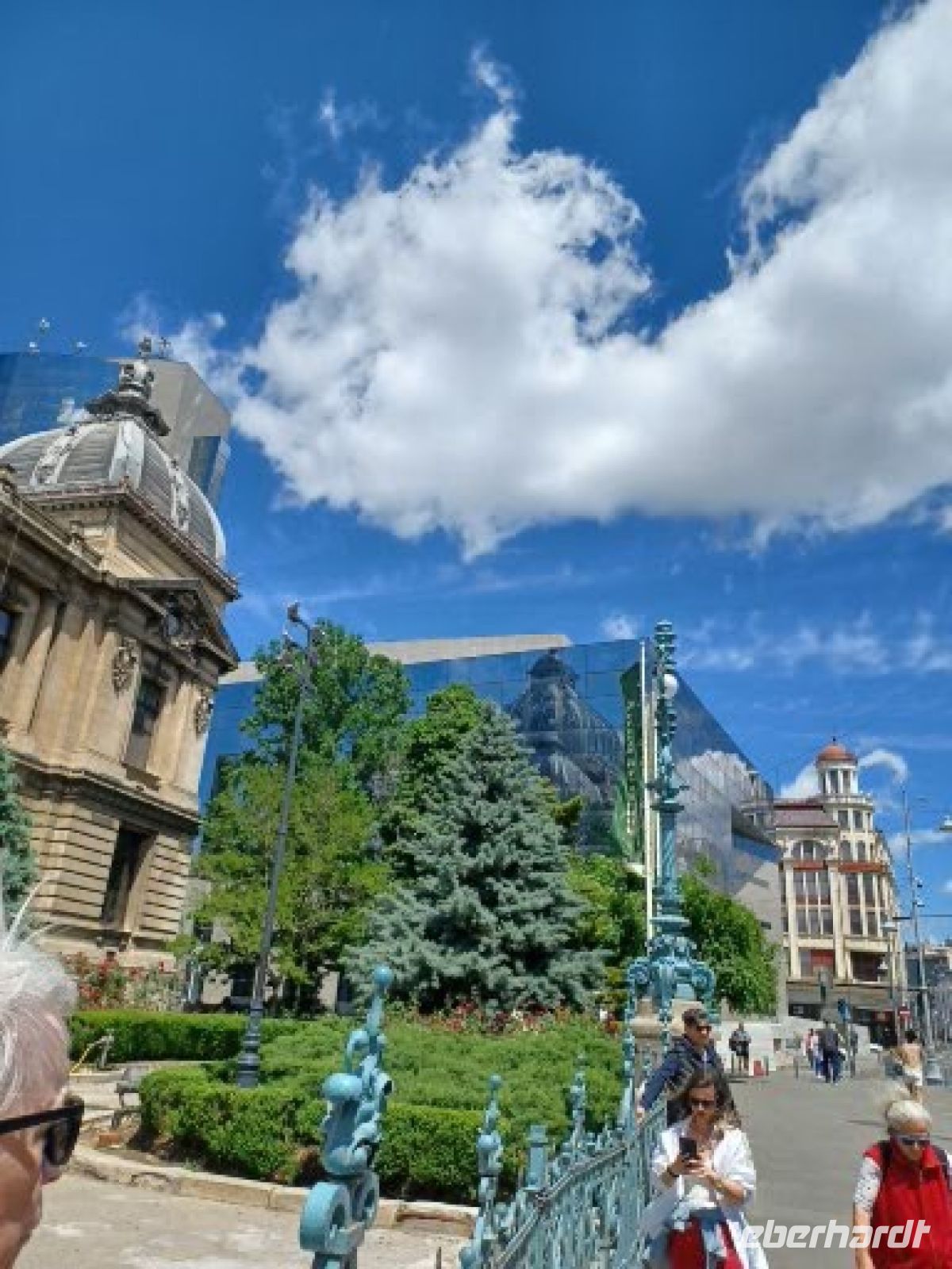 Der Sparkassenpalast spiegelt sich im modernen Glasbau