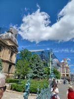 Der Sparkassenpalast spiegelt sich im modernen Glasbau