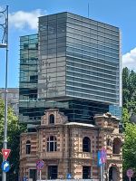 Platz der Revolution - altes Wohnhaus mit modernem Aufbau