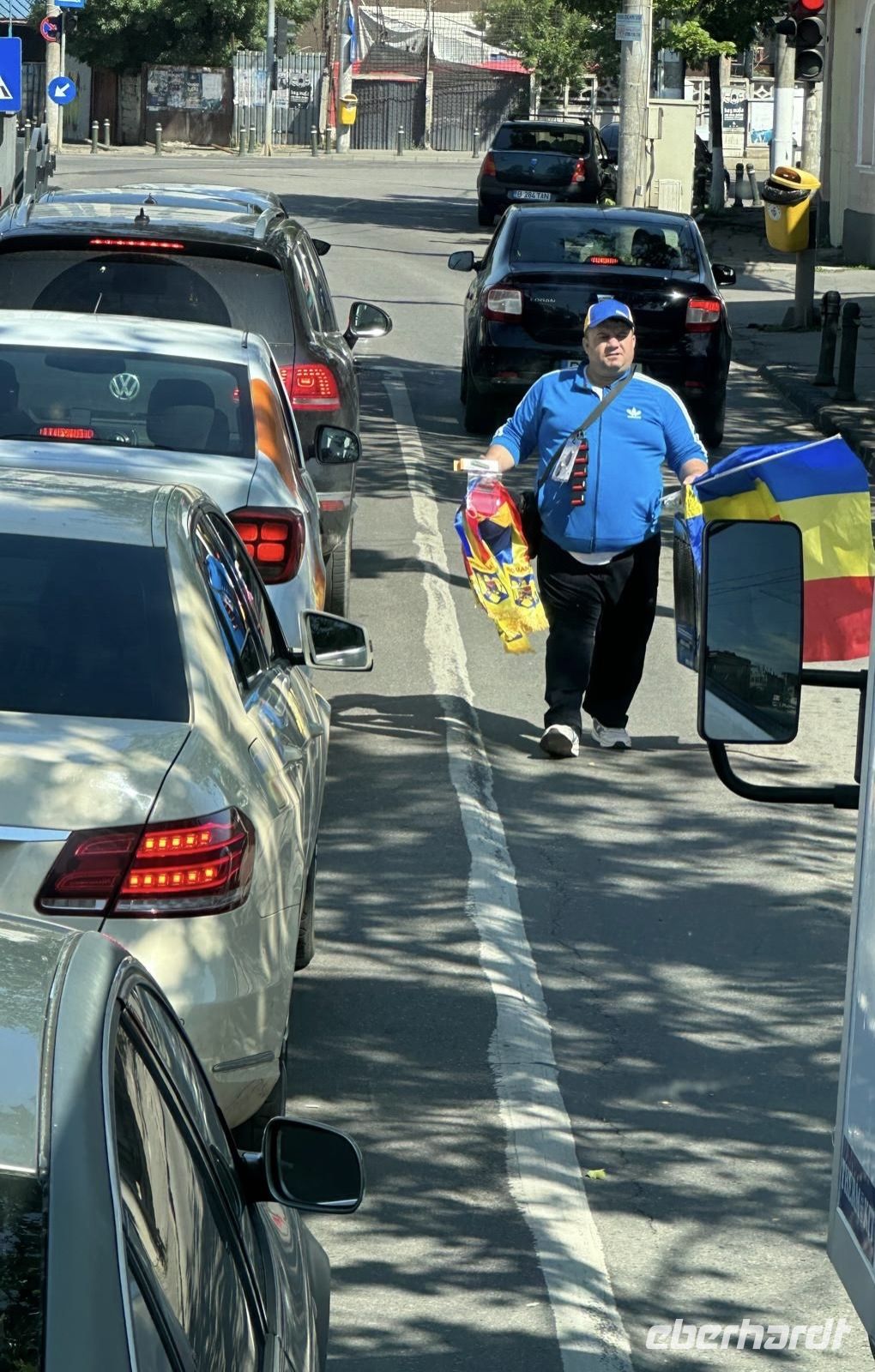 Bukarest-die Flagge Rumäniens ist Blau-Gelb-Rot