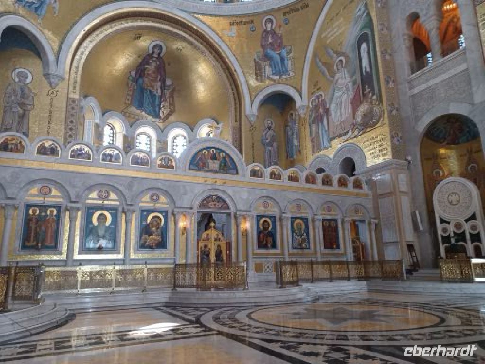 die Ikonenwand im Innern der Kathedrale