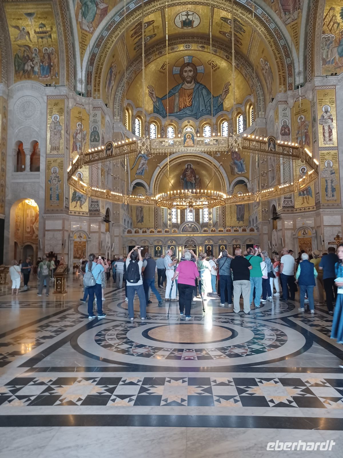 reich geschmückt sind Wände u. Decken mit Mosaiken
