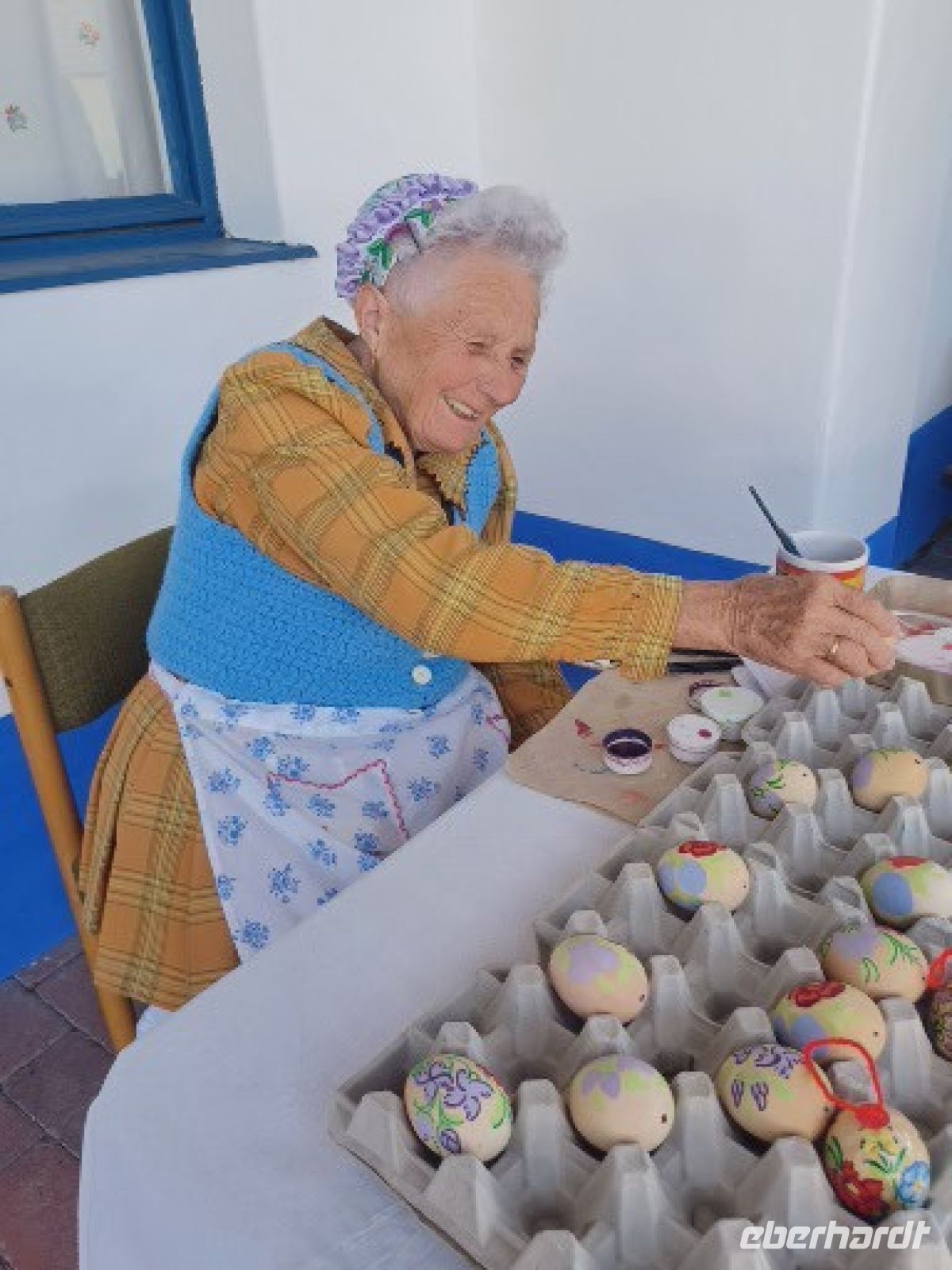 mit 85 Jahren bemalt die Dame ohne Brille