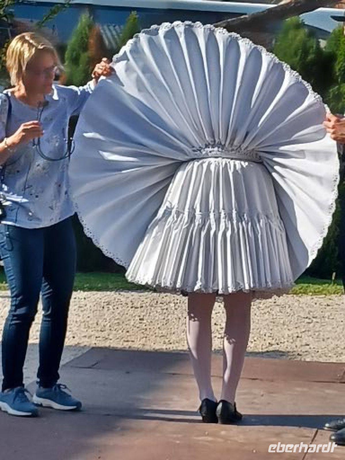 Zählung der Unterröcke - es sind 4