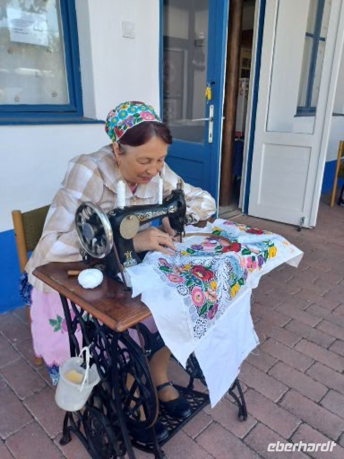 Spitzenherstellung an der alten Singernähmaschine