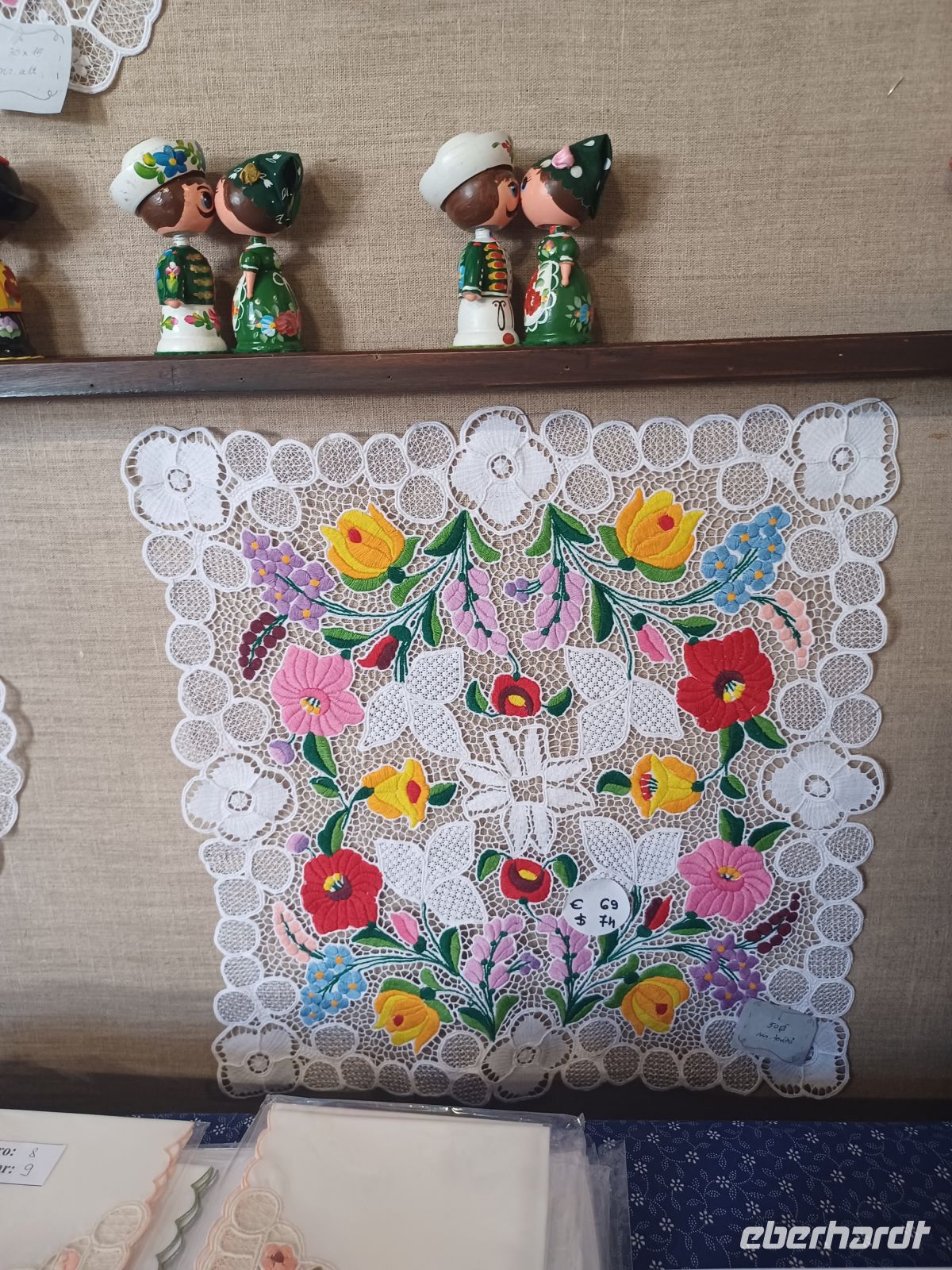 farbenfrohe Spitzendecken