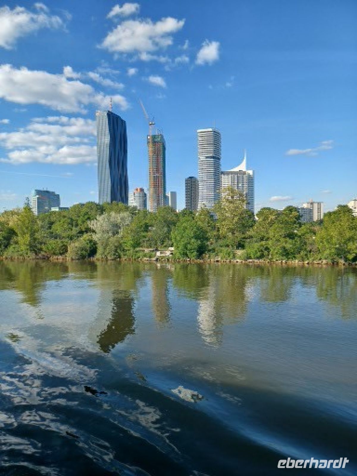 Donau -City mit Tower DC 2 in Fertigstellung