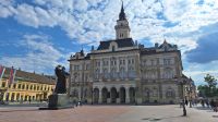Das Rathaus mit dem Freiheitskämpfer Miletic &ndash; &copy; Andreas Kunzmann (Eberhardt TRAVEL)