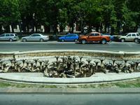 Einer der 40 Brunnen zum Parlament in Bukarest
