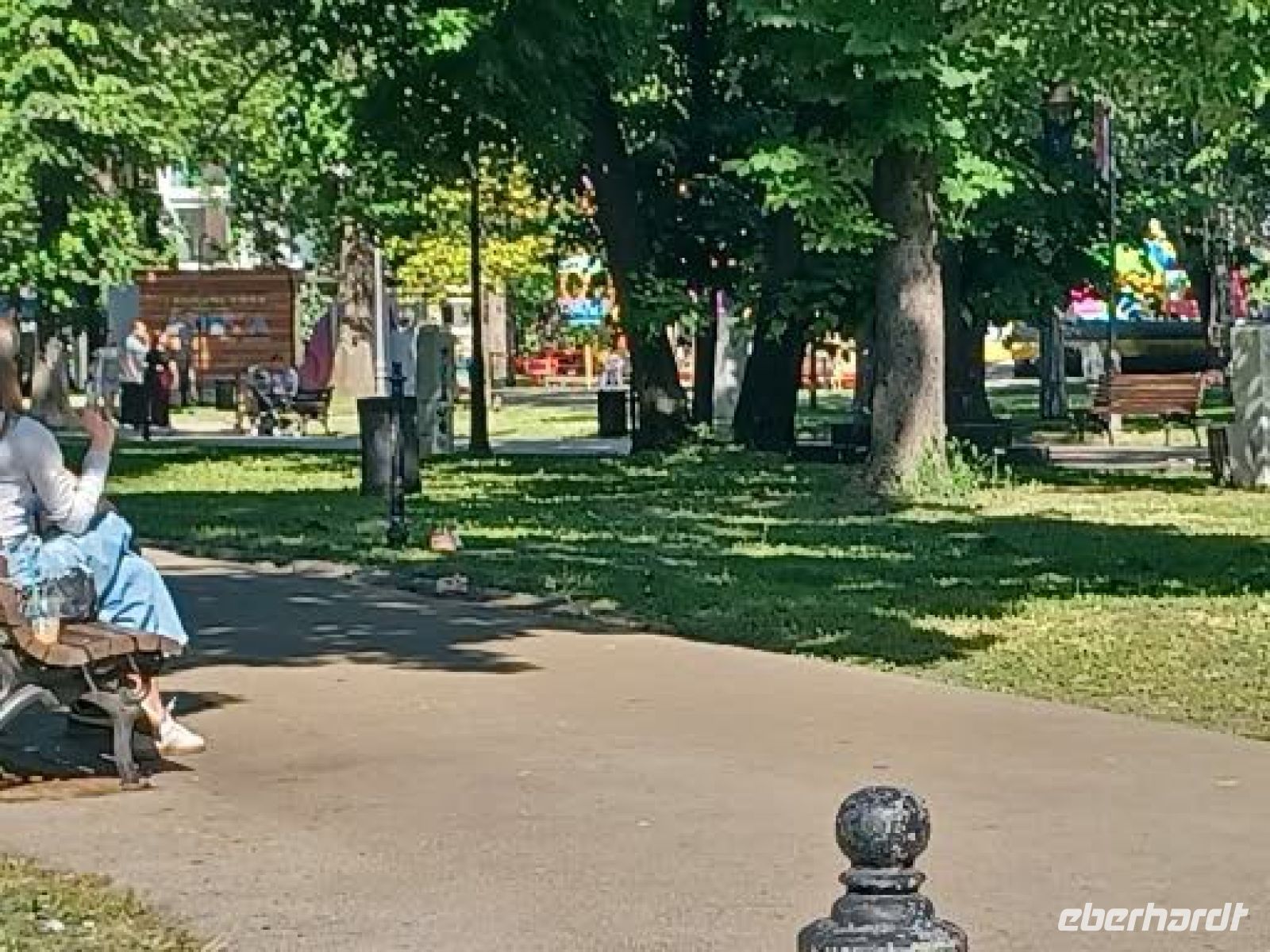 im Stadtpark herrscht buntes Treiben mit zahlreichen Ständen