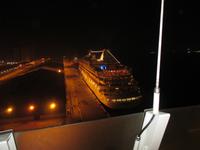 Die AIDAaura neben uns im Hafen von Abu Dhabi