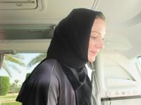 Reiseleiterin Anja vor dem Besuch der Moschee