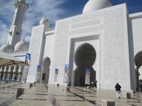 Eine Außenansicht der riesigen Moschee 